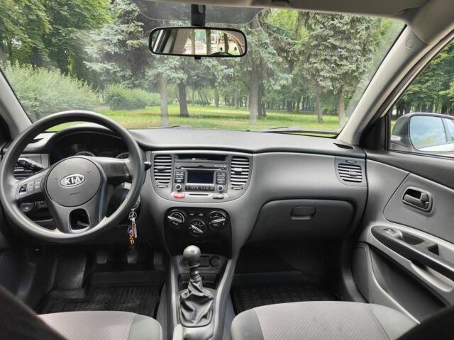 Белый Киа Рио, объемом двигателя 1.4 л и пробегом 250 тыс. км за 6100 $, фото 7 на Automoto.ua