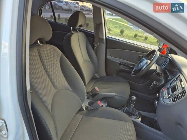 Белый Киа Рио, объемом двигателя 1.4 л и пробегом 128 тыс. км за 5000 $, фото 14 на Automoto.ua