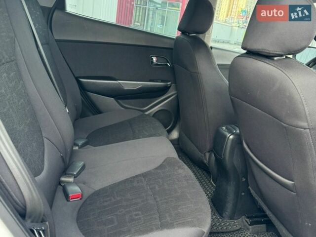 Белый Киа Рио, объемом двигателя 1.59 л и пробегом 257 тыс. км за 6999 $, фото 5 на Automoto.ua
