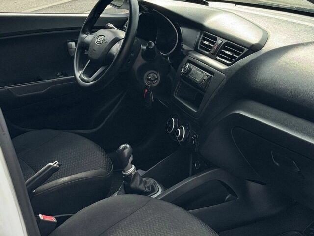 Білий Кіа Ріо, об'ємом двигуна 1.4 л та пробігом 218 тис. км за 5750 $, фото 7 на Automoto.ua