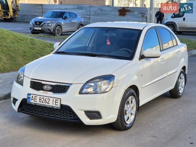 Белый Киа Рио, объемом двигателя 1.4 л и пробегом 128 тыс. км за 5000 $, фото 1 на Automoto.ua