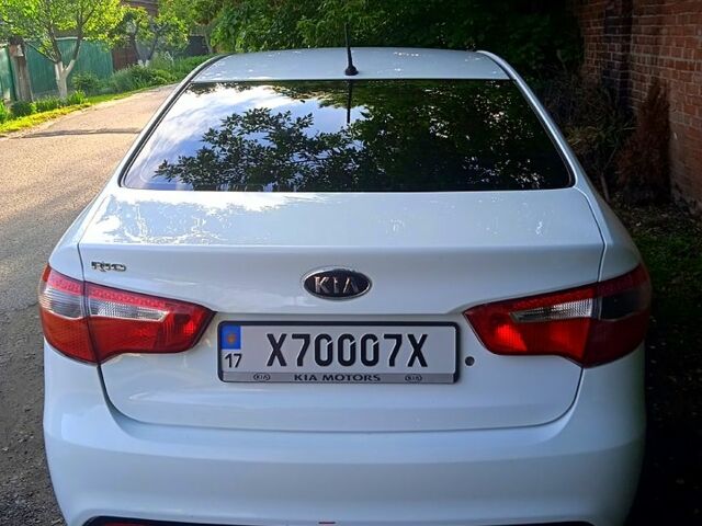 Белый Киа Рио, объемом двигателя 1.4 л и пробегом 170 тыс. км за 7000 $, фото 3 на Automoto.ua