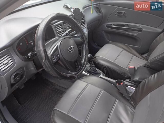 Белый Киа Рио, объемом двигателя 1.4 л и пробегом 191 тыс. км за 4600 $, фото 7 на Automoto.ua