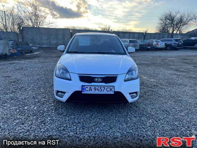 Белый Киа Рио, объемом двигателя 1.4 л и пробегом 220 тыс. км за 6350 $, фото 2 на Automoto.ua