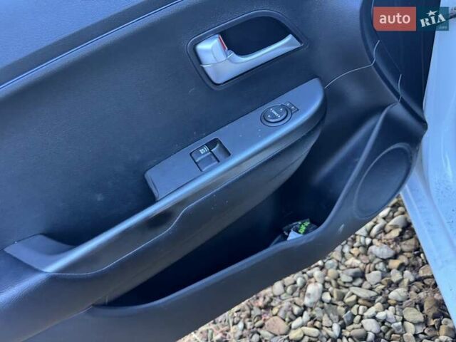 Білий Кіа Ріо, об'ємом двигуна 1.4 л та пробігом 160 тис. км за 2999 $, фото 14 на Automoto.ua