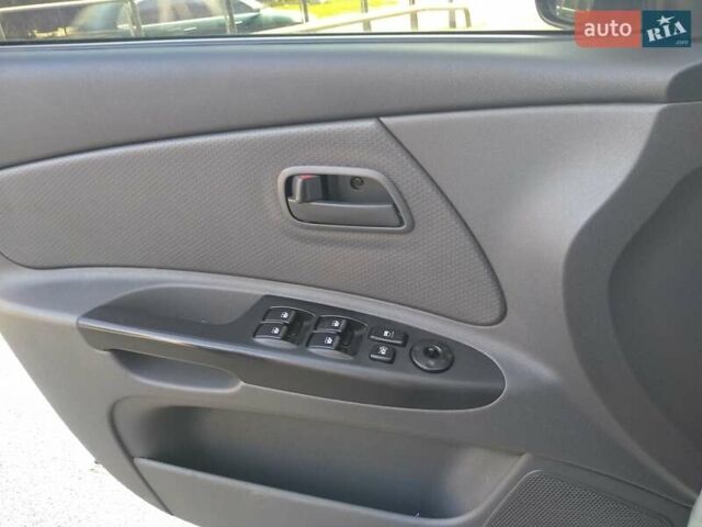 Белый Киа Рио, объемом двигателя 1.4 л и пробегом 260 тыс. км за 6400 $, фото 6 на Automoto.ua