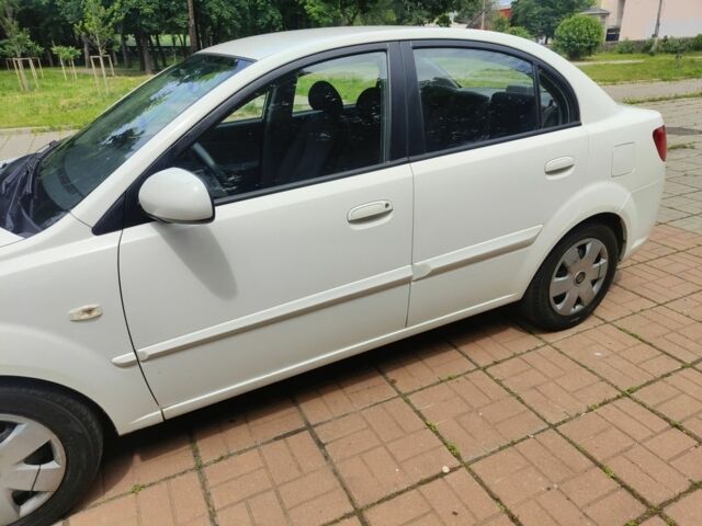 Белый Киа Рио, объемом двигателя 1.4 л и пробегом 250 тыс. км за 6100 $, фото 2 на Automoto.ua