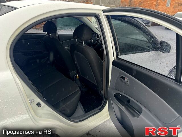 Білий Кіа Ріо, об'ємом двигуна 1.4 л та пробігом 22500 тис. км за 6200 $, фото 5 на Automoto.ua