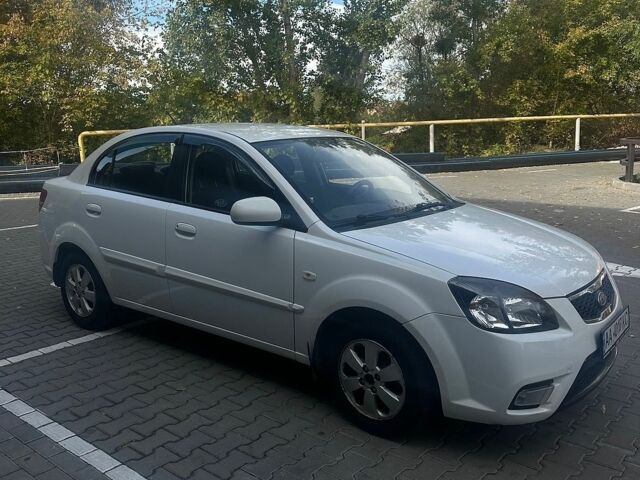 Белый Киа Рио, объемом двигателя 1.4 л и пробегом 158 тыс. км за 5800 $, фото 1 на Automoto.ua