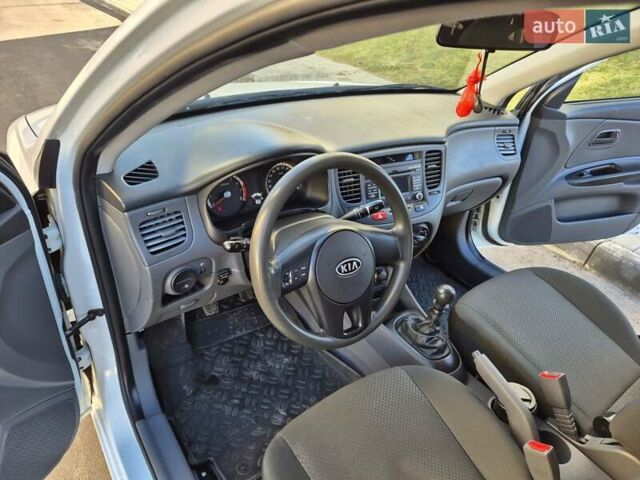 Белый Киа Рио, объемом двигателя 1.4 л и пробегом 128 тыс. км за 5000 $, фото 25 на Automoto.ua