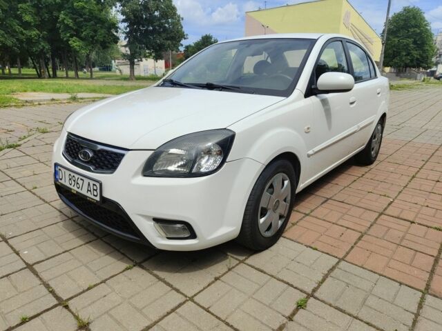 Белый Киа Рио, объемом двигателя 1.4 л и пробегом 250 тыс. км за 6100 $, фото 1 на Automoto.ua