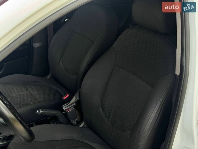 Білий Кіа Ріо, об'ємом двигуна 1.4 л та пробігом 219 тис. км за 5999 $, фото 10 на Automoto.ua