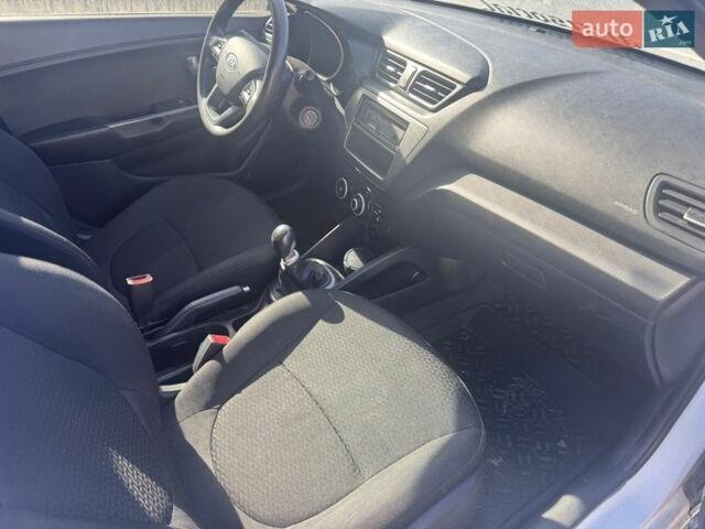 Белый Киа Рио, объемом двигателя 1.4 л и пробегом 147 тыс. км за 2700 $, фото 8 на Automoto.ua
