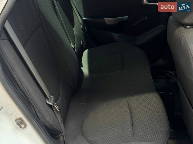 Білий Кіа Ріо, об'ємом двигуна 1.4 л та пробігом 219 тис. км за 5999 $, фото 14 на Automoto.ua