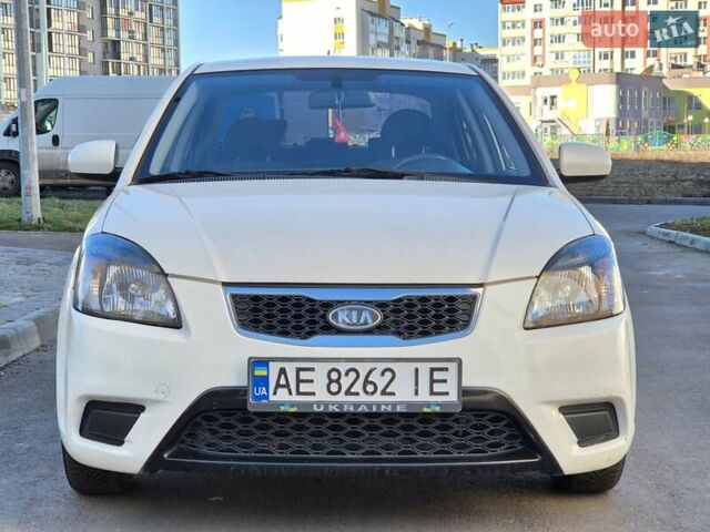 Белый Киа Рио, объемом двигателя 1.4 л и пробегом 128 тыс. км за 5000 $, фото 2 на Automoto.ua