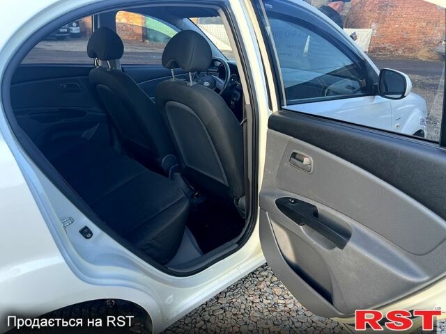 Белый Киа Рио, объемом двигателя 1.4 л и пробегом 220 тыс. км за 6350 $, фото 8 на Automoto.ua