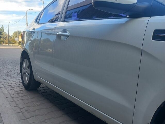 Білий Кіа Ріо, об'ємом двигуна 1.6 л та пробігом 270 тис. км за 6900 $, фото 6 на Automoto.ua