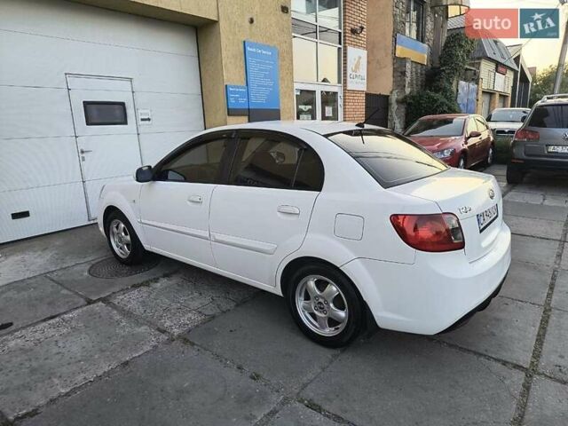 Белый Киа Рио, объемом двигателя 1.4 л и пробегом 223 тыс. км за 5700 $, фото 1 на Automoto.ua