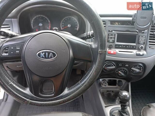 Білий Кіа Ріо, об'ємом двигуна 1.4 л та пробігом 191 тис. км за 4800 $, фото 9 на Automoto.ua