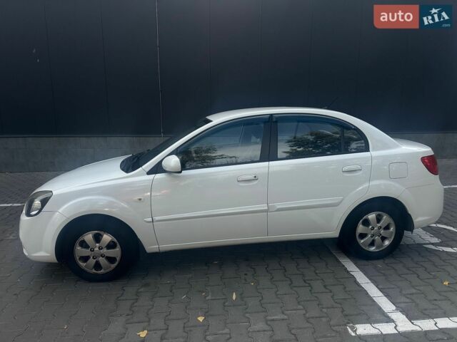 Белый Киа Рио, объемом двигателя 1.4 л и пробегом 158 тыс. км за 5800 $, фото 3 на Automoto.ua