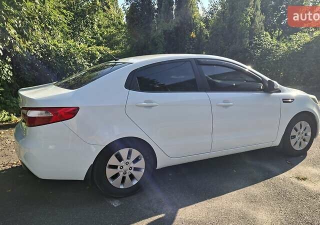 Белый Киа Рио, объемом двигателя 1.59 л и пробегом 210 тыс. км за 6800 $, фото 6 на Automoto.ua