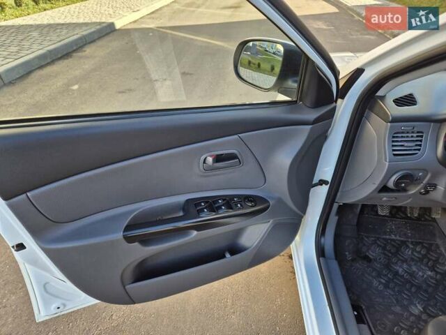 Белый Киа Рио, объемом двигателя 1.4 л и пробегом 128 тыс. км за 5000 $, фото 23 на Automoto.ua