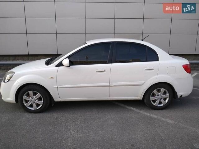 Белый Киа Рио, объемом двигателя 1.4 л и пробегом 260 тыс. км за 6400 $, фото 1 на Automoto.ua