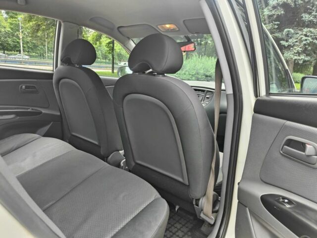 Белый Киа Рио, объемом двигателя 1.4 л и пробегом 250 тыс. км за 6100 $, фото 6 на Automoto.ua