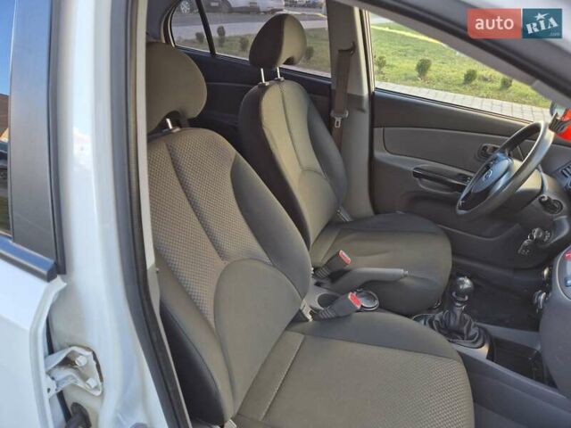 Белый Киа Рио, объемом двигателя 1.4 л и пробегом 128 тыс. км за 5000 $, фото 12 на Automoto.ua