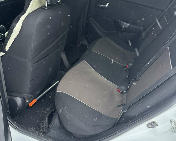 Білий Кіа Ріо, об'ємом двигуна 1.4 л та пробігом 136 тис. км за 8000 $, фото 6 на Automoto.ua