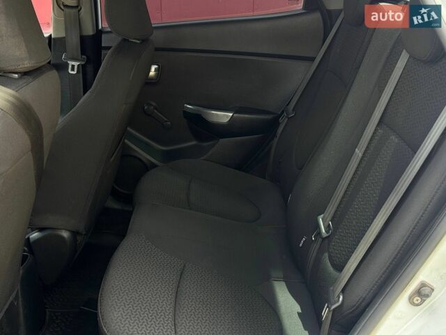 Білий Кіа Ріо, об'ємом двигуна 1.4 л та пробігом 219 тис. км за 5999 $, фото 15 на Automoto.ua