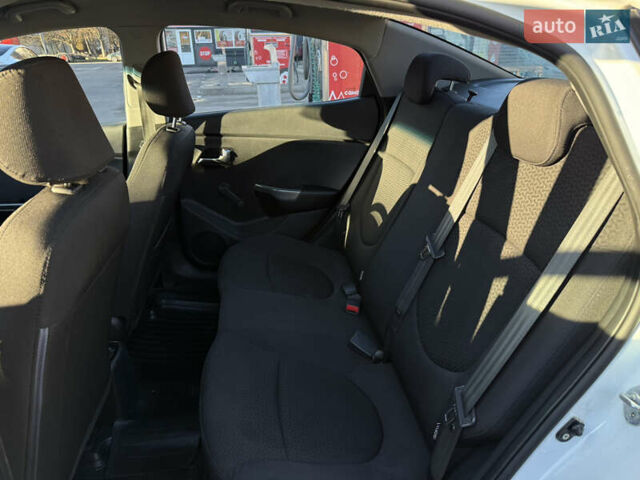 Белый Киа Рио, объемом двигателя 1.4 л и пробегом 157 тыс. км за 6500 $, фото 8 на Automoto.ua