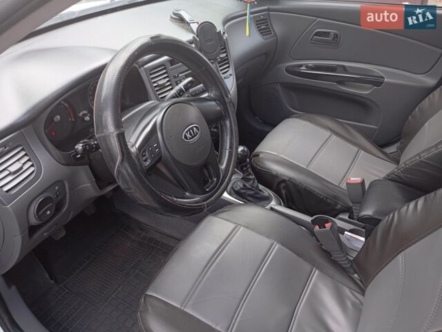 Белый Киа Рио, объемом двигателя 1.4 л и пробегом 191 тыс. км за 4600 $, фото 7 на Automoto.ua