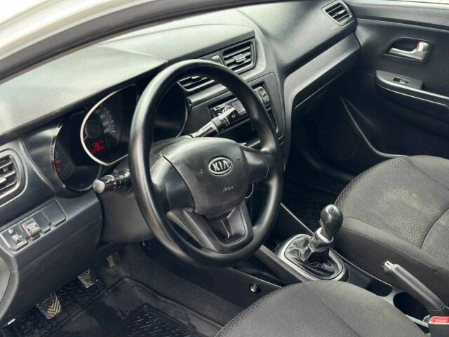 Белый Киа Рио, объемом двигателя 1.4 л и пробегом 217 тыс. км за 6600 $, фото 6 на Automoto.ua