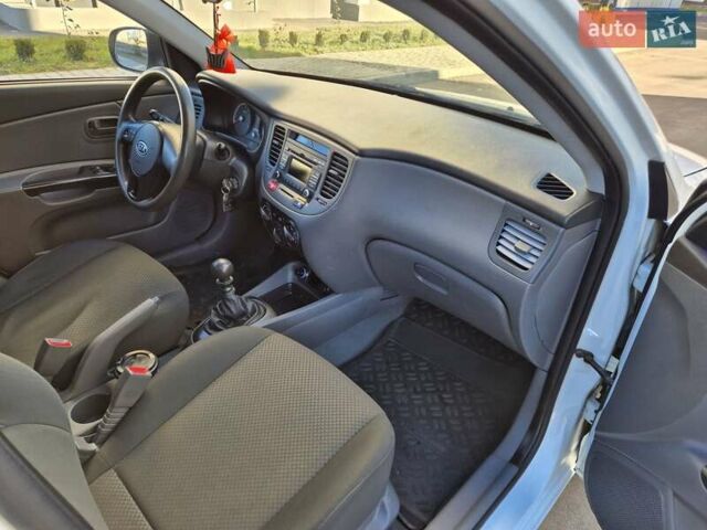 Белый Киа Рио, объемом двигателя 1.4 л и пробегом 128 тыс. км за 5000 $, фото 15 на Automoto.ua