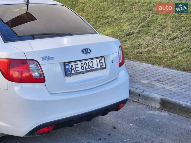 Белый Киа Рио, объемом двигателя 1.4 л и пробегом 128 тыс. км за 5000 $, фото 3 на Automoto.ua