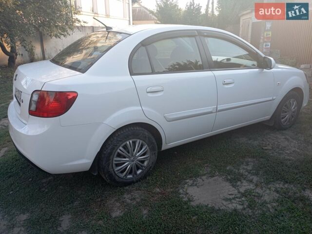 Белый Киа Рио, объемом двигателя 1.4 л и пробегом 191 тыс. км за 4600 $, фото 2 на Automoto.ua