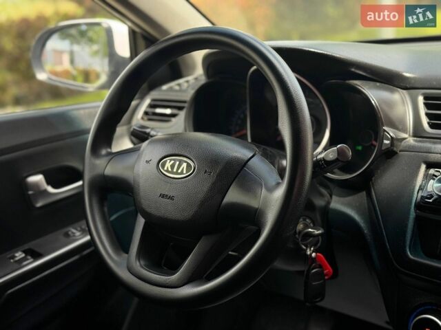 Білий Кіа Ріо, об'ємом двигуна 1.4 л та пробігом 219 тис. км за 5999 $, фото 8 на Automoto.ua