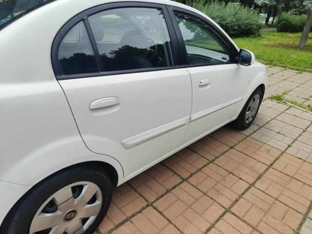 Белый Киа Рио, объемом двигателя 1.4 л и пробегом 250 тыс. км за 6100 $, фото 4 на Automoto.ua