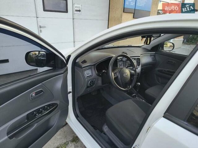 Белый Киа Рио, объемом двигателя 1.4 л и пробегом 223 тыс. км за 5700 $, фото 6 на Automoto.ua