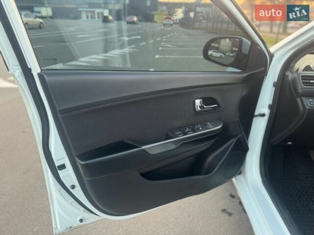 Белый Киа Рио, объемом двигателя 1.59 л и пробегом 257 тыс. км за 7600 $, фото 10 на Automoto.ua