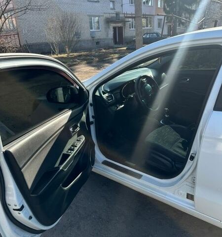 Білий Кіа Ріо, об'ємом двигуна 1.59 л та пробігом 221 тис. км за 6000 $, фото 8 на Automoto.ua