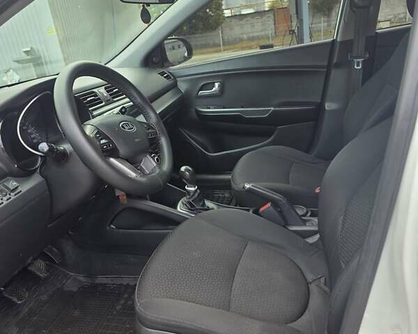 Белый Киа Рио, объемом двигателя 1.4 л и пробегом 288 тыс. км за 7500 $, фото 19 на Automoto.ua