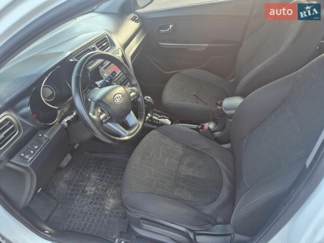 Білий Кіа Ріо, об'ємом двигуна 1.6 л та пробігом 196 тис. км за 7950 $, фото 7 на Automoto.ua