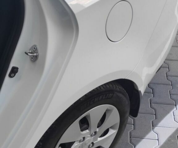 Белый Киа Рио, объемом двигателя 1.4 л и пробегом 168 тыс. км за 6800 $, фото 4 на Automoto.ua