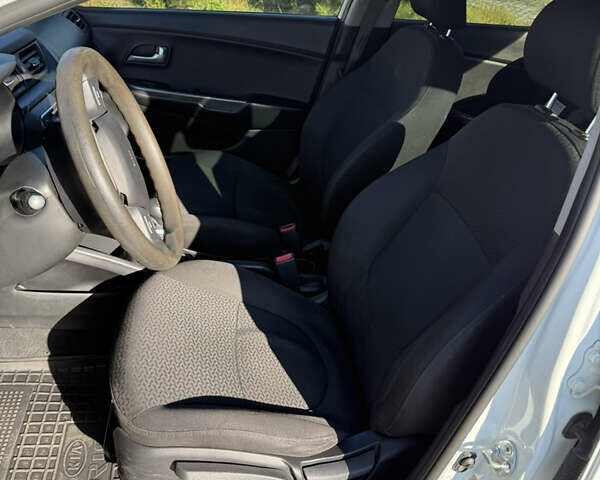 Белый Киа Рио, объемом двигателя 1.4 л и пробегом 118 тыс. км за 7500 $, фото 12 на Automoto.ua