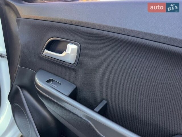 Білий Кіа Ріо, об'ємом двигуна 1.6 л та пробігом 48 тис. км за 10200 $, фото 20 на Automoto.ua
