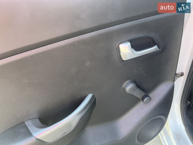 Белый Киа Рио, объемом двигателя 1.4 л и пробегом 41 тыс. км за 8700 $, фото 13 на Automoto.ua