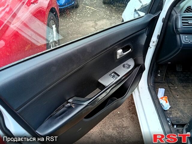 Білий Кіа Ріо, об'ємом двигуна 1.4 л та пробігом 289 тис. км за 3400 $, фото 6 на Automoto.ua