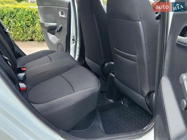 Белый Киа Рио, объемом двигателя 1.4 л и пробегом 142 тыс. км за 9300 $, фото 27 на Automoto.ua